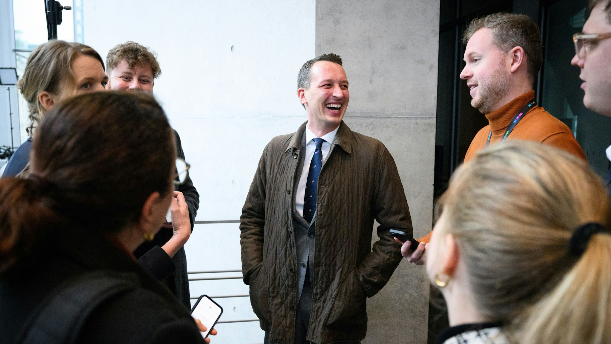 Matthias Helferich (AfD) unterhält sich am Rande der konstituierenden Sitzung der AfD-Fraktion im Deutschen Bundestag mit Journalisten.