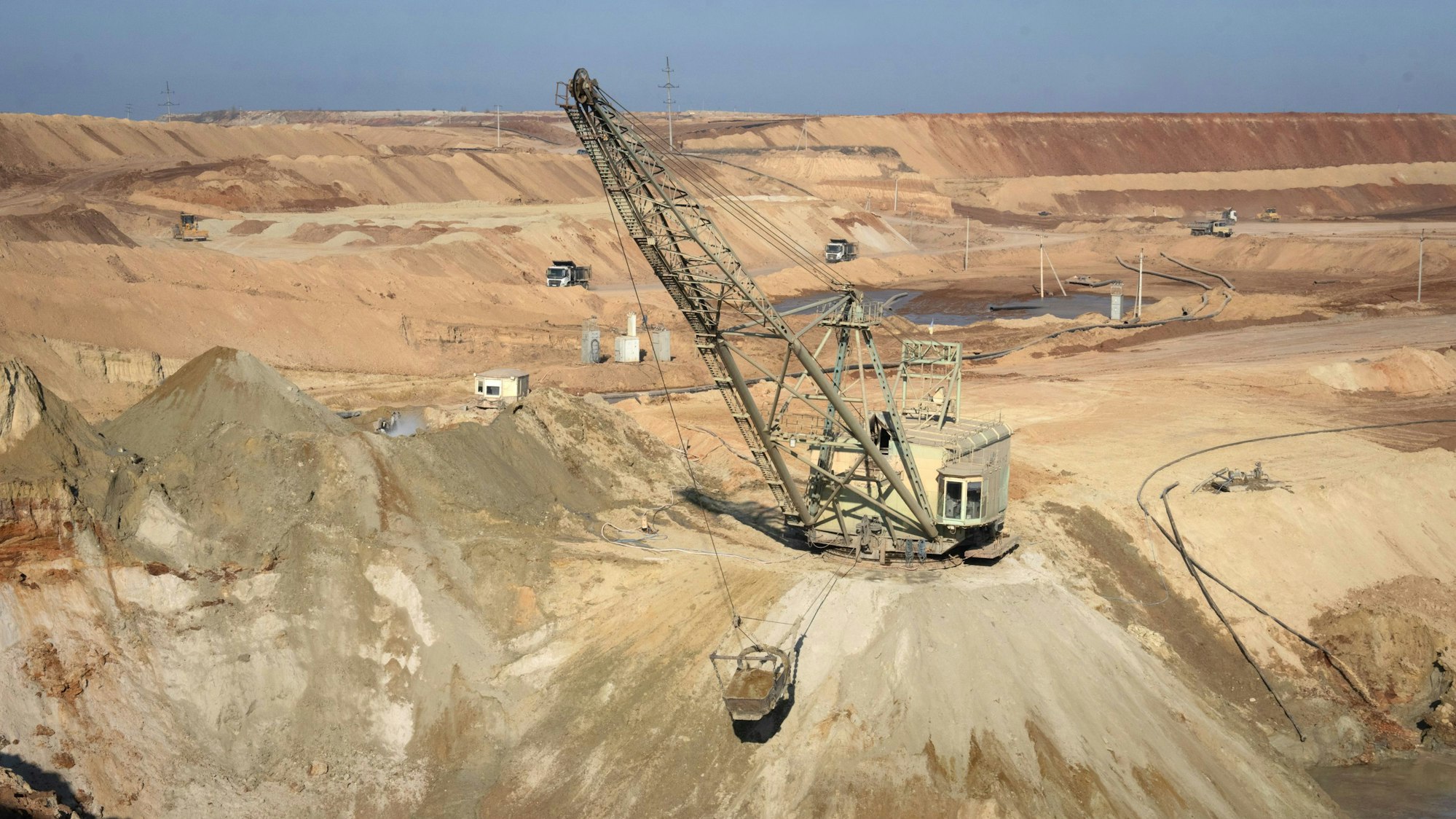 Luftaufnahme eines Ilmenit-Tagebaus in einer Schlucht in der Zentralukraine.