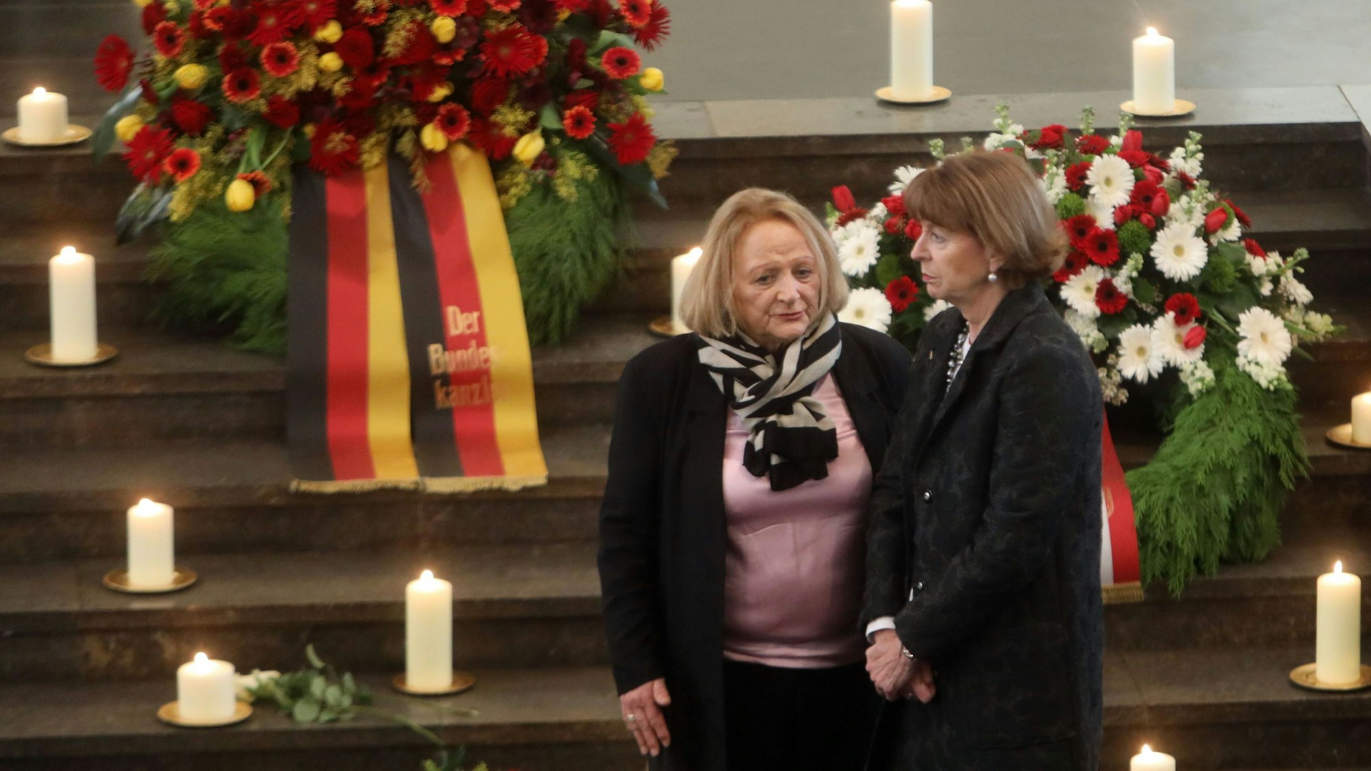 Sabine Leutheusser-Schnarrenberger (links), ehemalige Bundesjustizministerin, und die Kölner Oberbürgermeisterin Henriette Reker in der Trauerfeier für den verstorbenen FDP-Politiker Gerhart Baum.