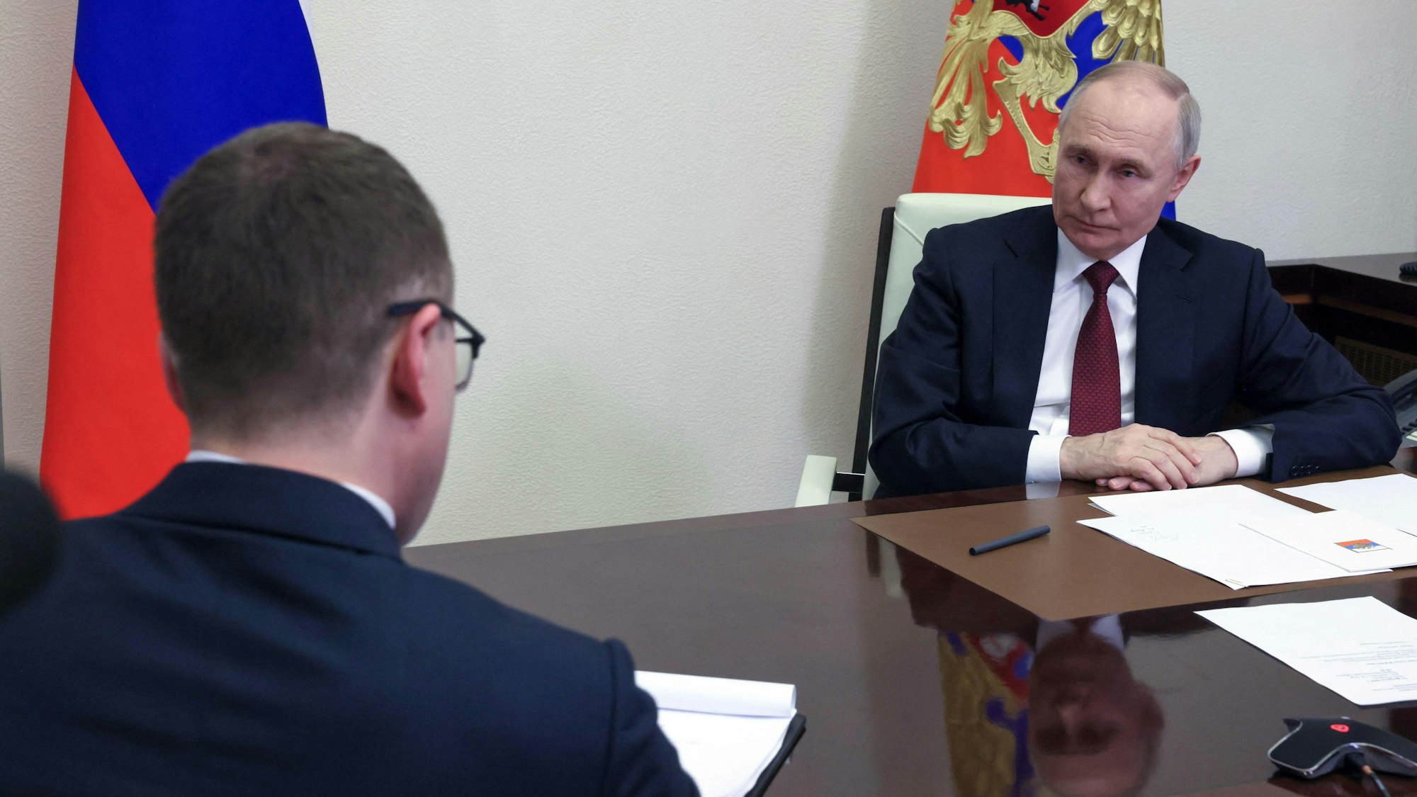 Kremlchef Wladimir Putin im Gespräch mit dem russischen TV-Journalisten Pavel Zarubin am Montag.