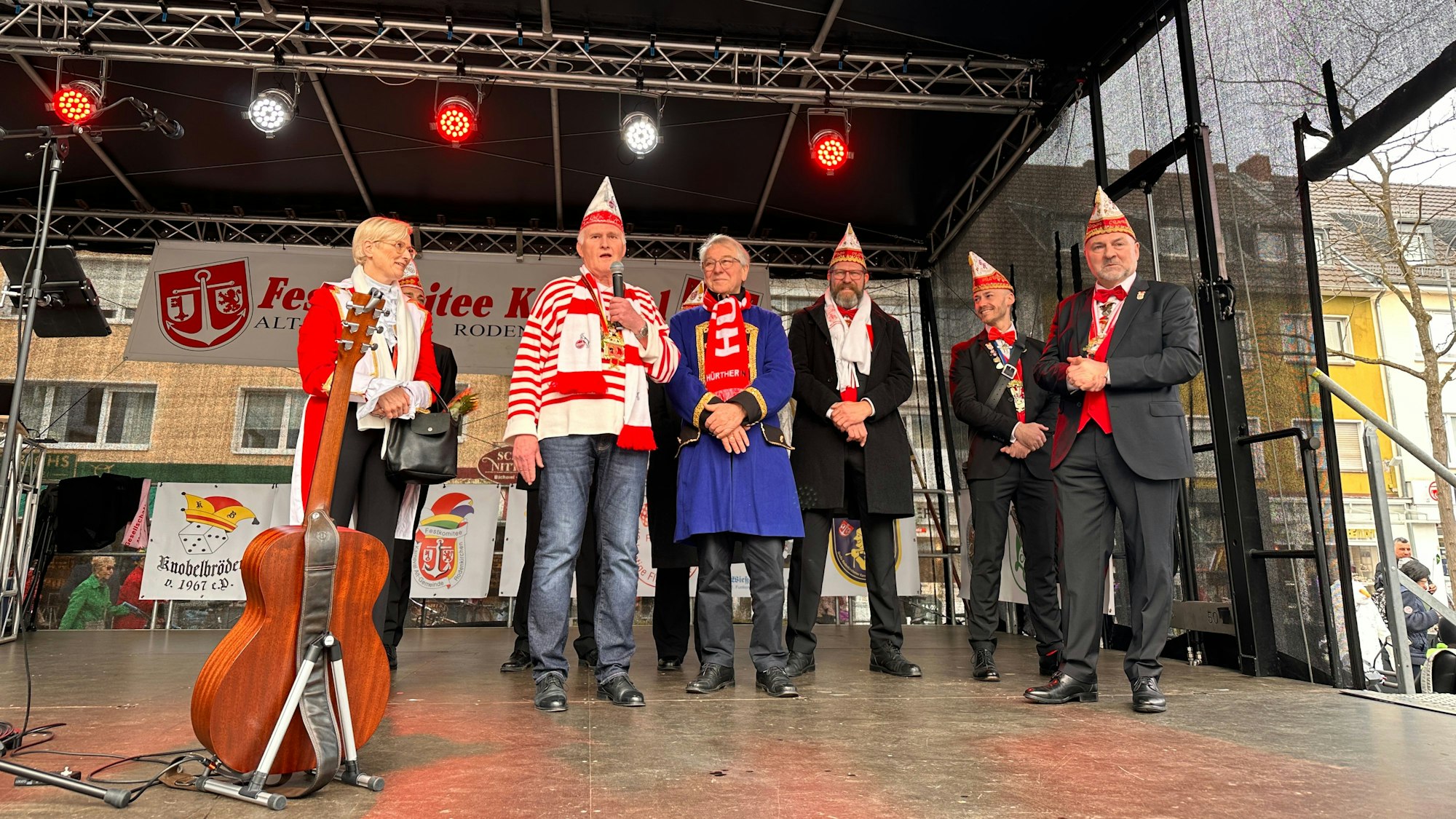 Bezirksbürgermeister Manfred Giesen im Ringelhemd mit den Amtstragenden Petra Dassen (l.) aus Kerkrade und Peter Prinz (blauer Frack) aus Hürth.