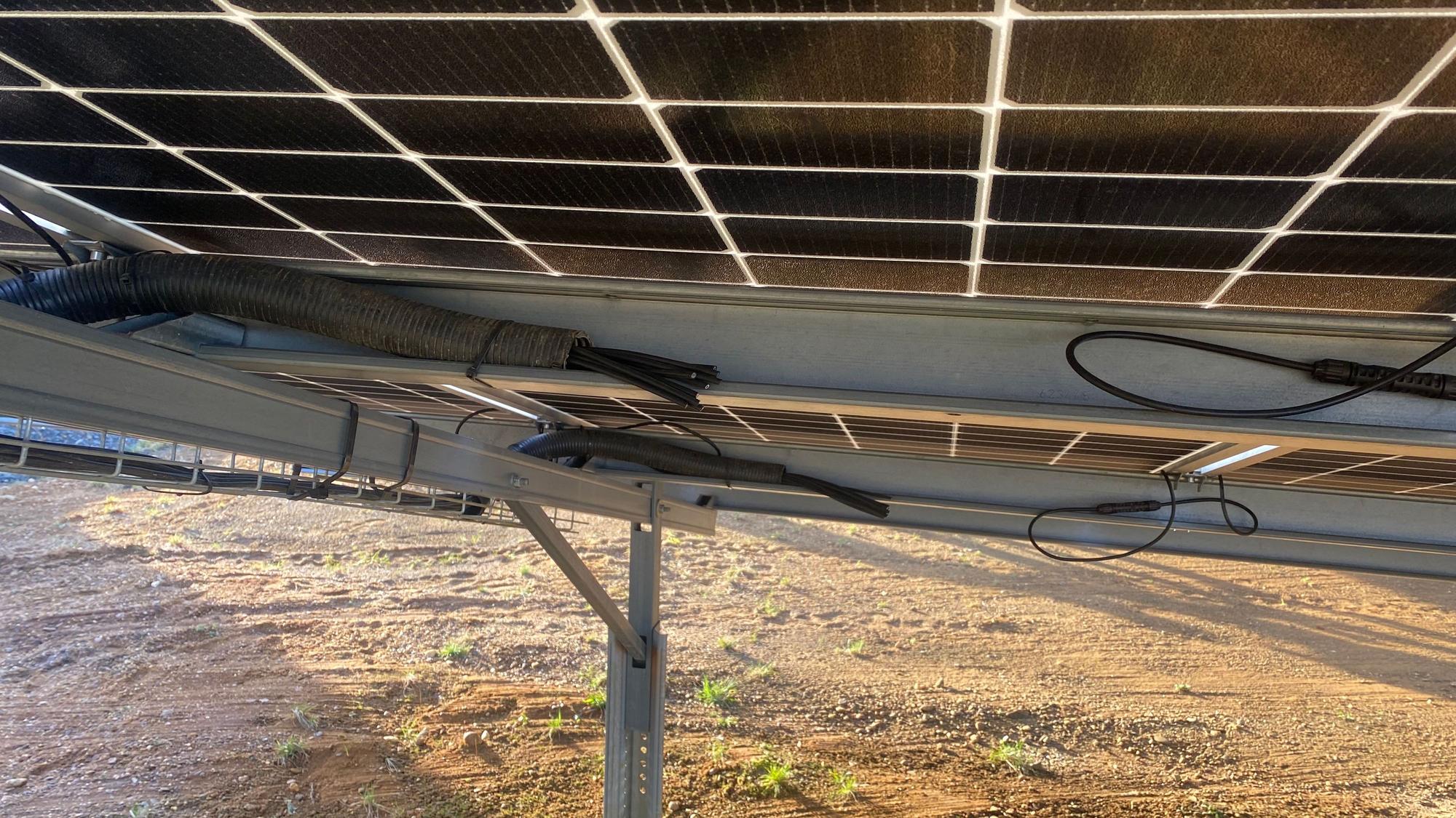 Auf dem Bild ist ein beschädigtes Solarmodul zu sehen.