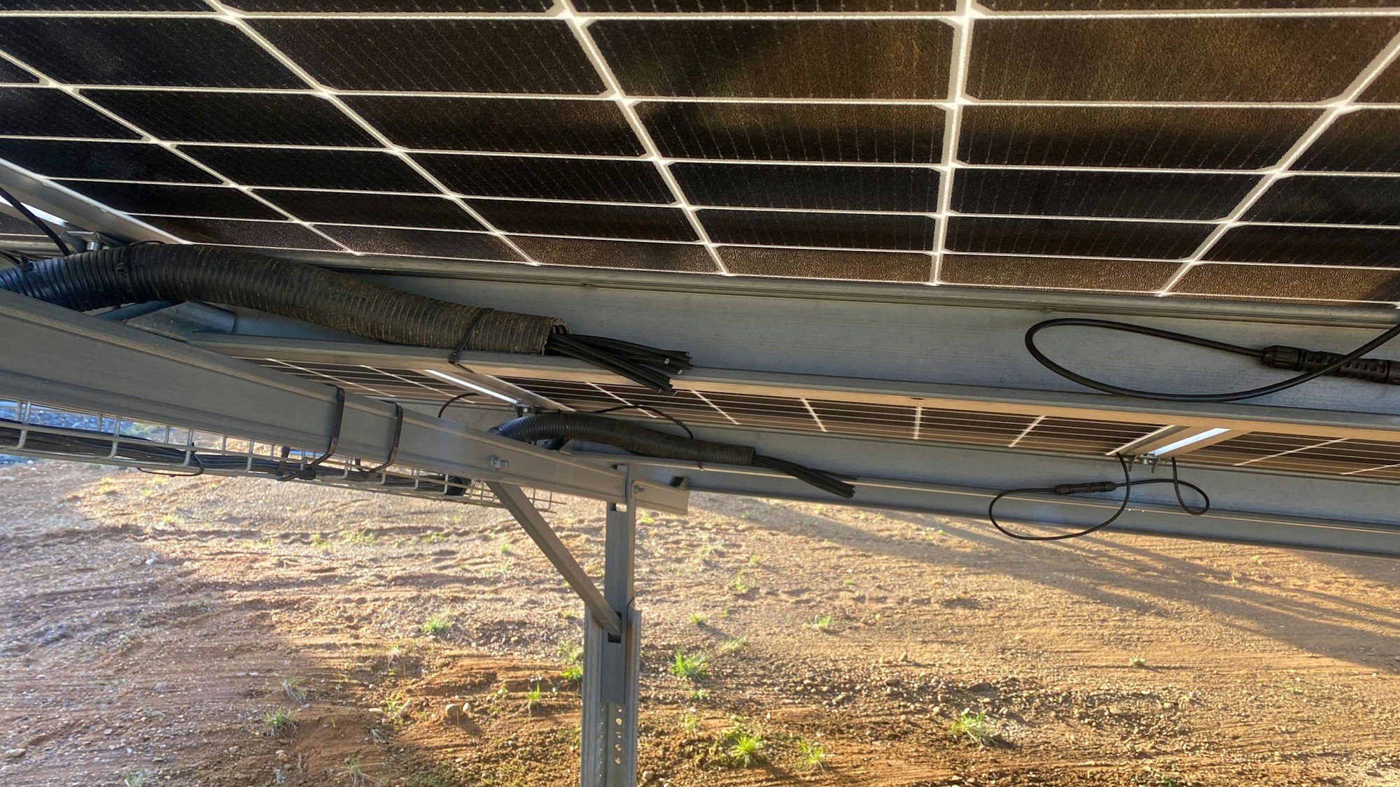 Auf dem Bild ist ein beschädigtes Solarmodul zu sehen.