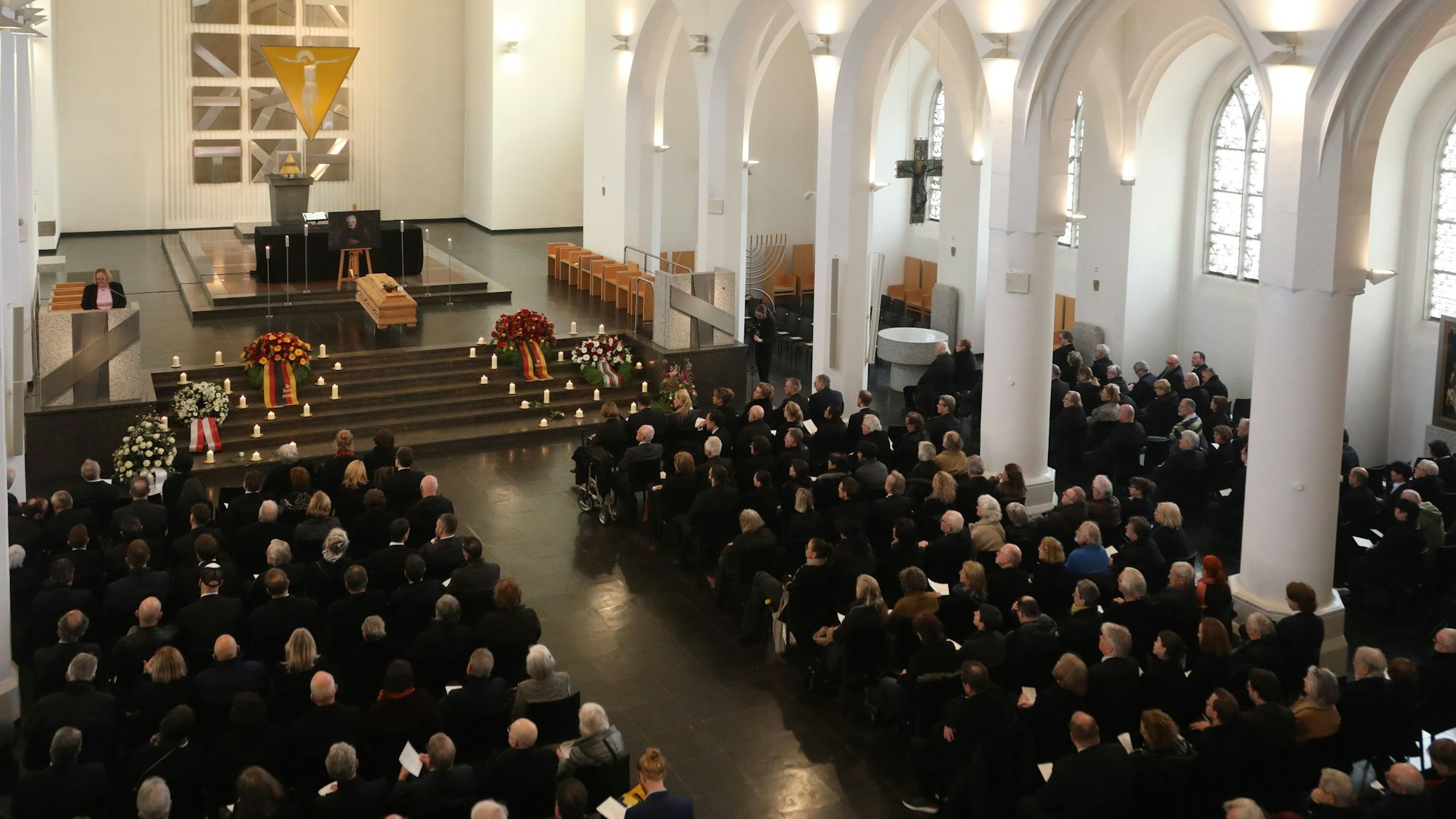 Trauerfeier für den ehemaligen Bundesinnenminister Gerhart Baum in der ehemaligen Klosterkirche Heilig Kreuz in Köln.