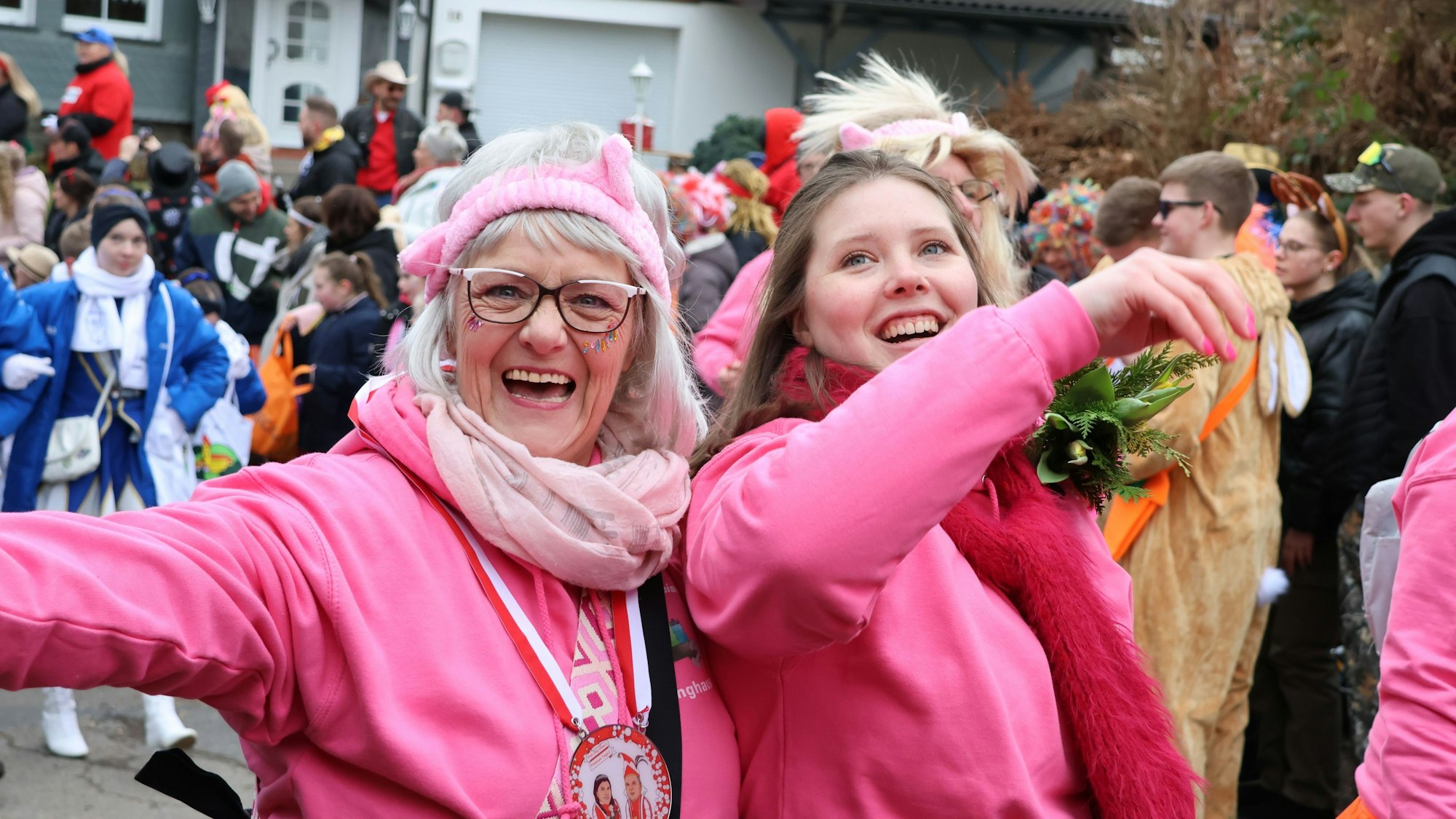 Zwei kostümierte Damen gehen in einem Karnevalszug in Waldbröl mit.