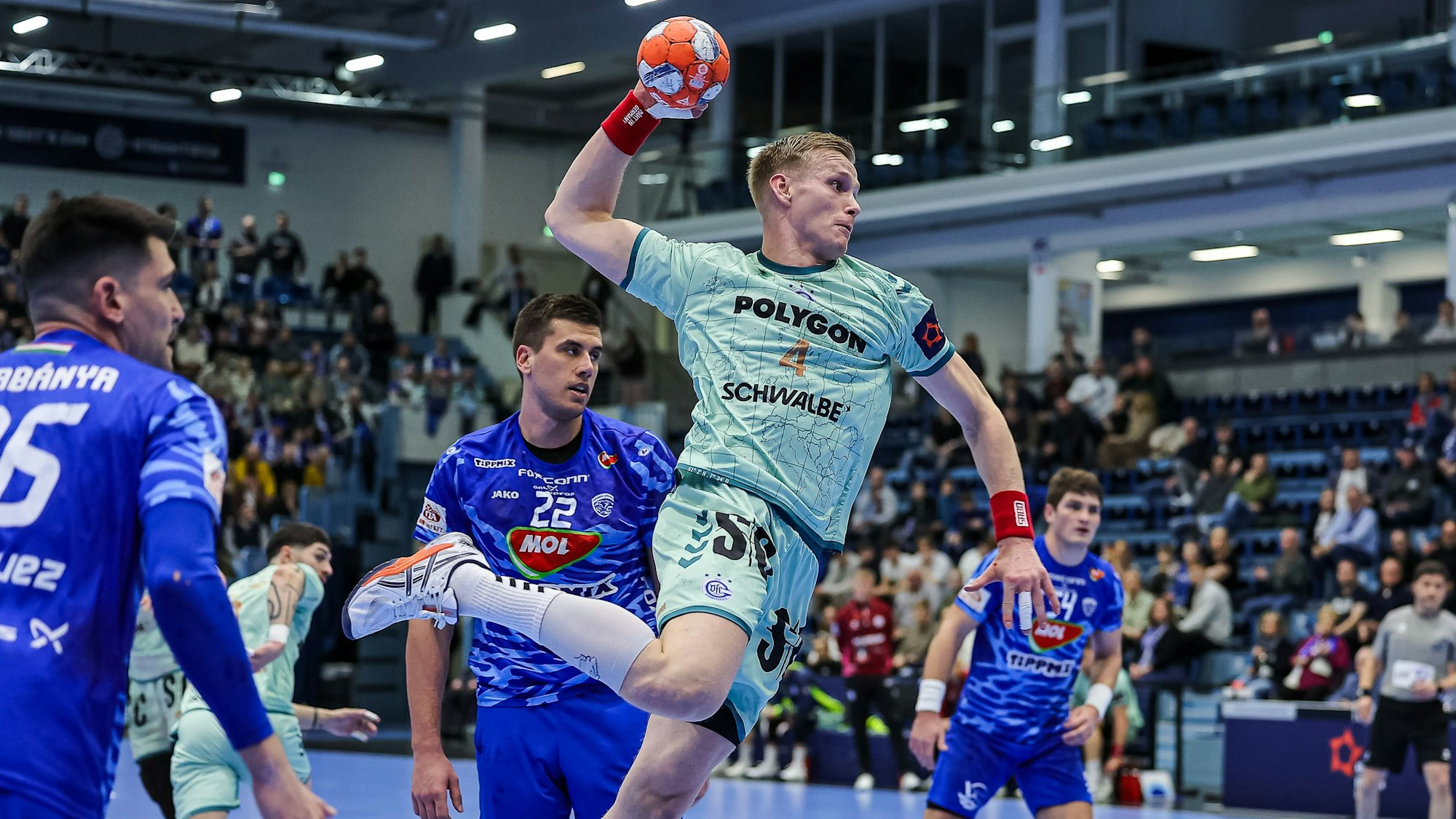 Ellidi Vidarsson hat sich durch die ungarische Abwehr getankt und setzt zum Wurf an.