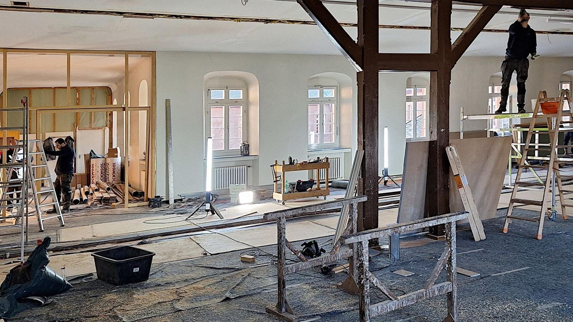 Der Hermann-Josef-Saal im Kloster Steinfeld ist eine Baustelle. Arbeitsgeräte und Material sind im gesamten Raum verteilt.