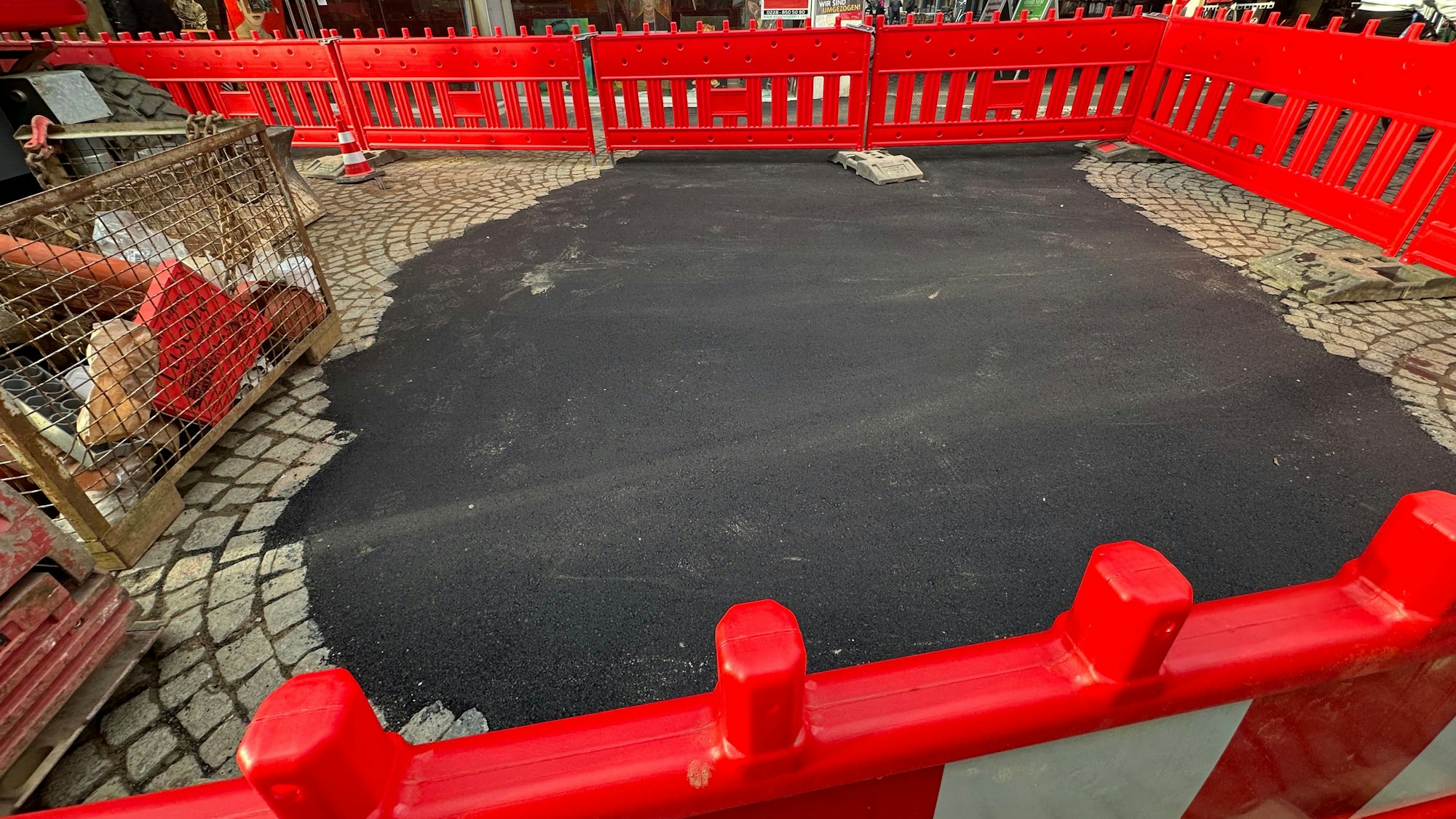 Nach Beendigung der Arbeiten wird das Loch erst einmal provisorisch verschlossen.