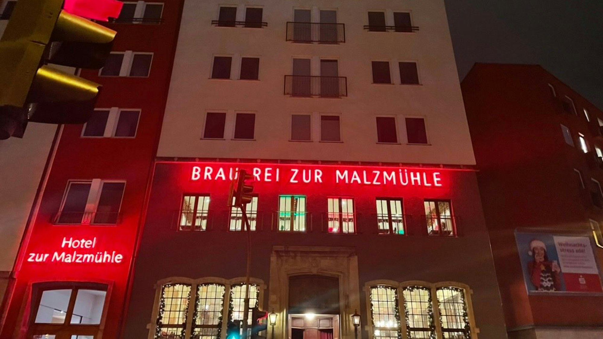 Die Brauerei zur Malzmühle in Köln mit Weihnachtsbeleuchtung. (Archivbild)