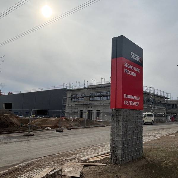 Auf dem Bild ist die Baustelle des Segro Parks und ein Firmenschild zu sehen.