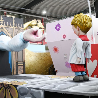 Das Foto zeigt den Persiflagewagen des diesjährigen Kölner Karnevals, der sich mit dem Missbrauch innerhalb der katholischen Kirche auseinandersetzt.