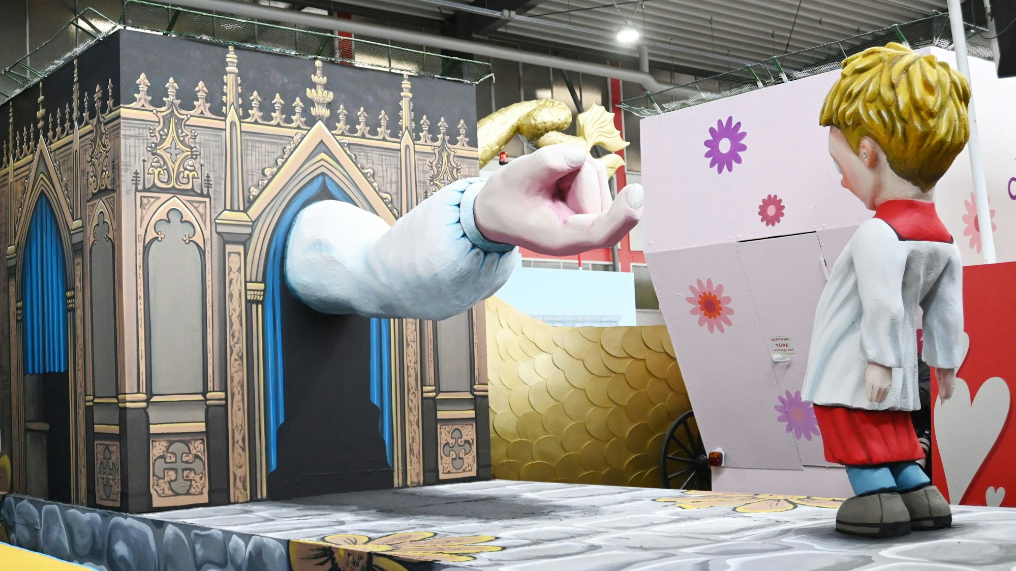 Ein Mottowagen des Kölner Rosenmontagszugs thematisiert den sexuellen Missbrauch in der katholischen Kirche: Aus einem Beichtstuhl heraus lockt ein Priester einen Messdiener an. Das Motiv stieß auf scharfe Kritik aus der Kölner CDU und aus der Kirche.