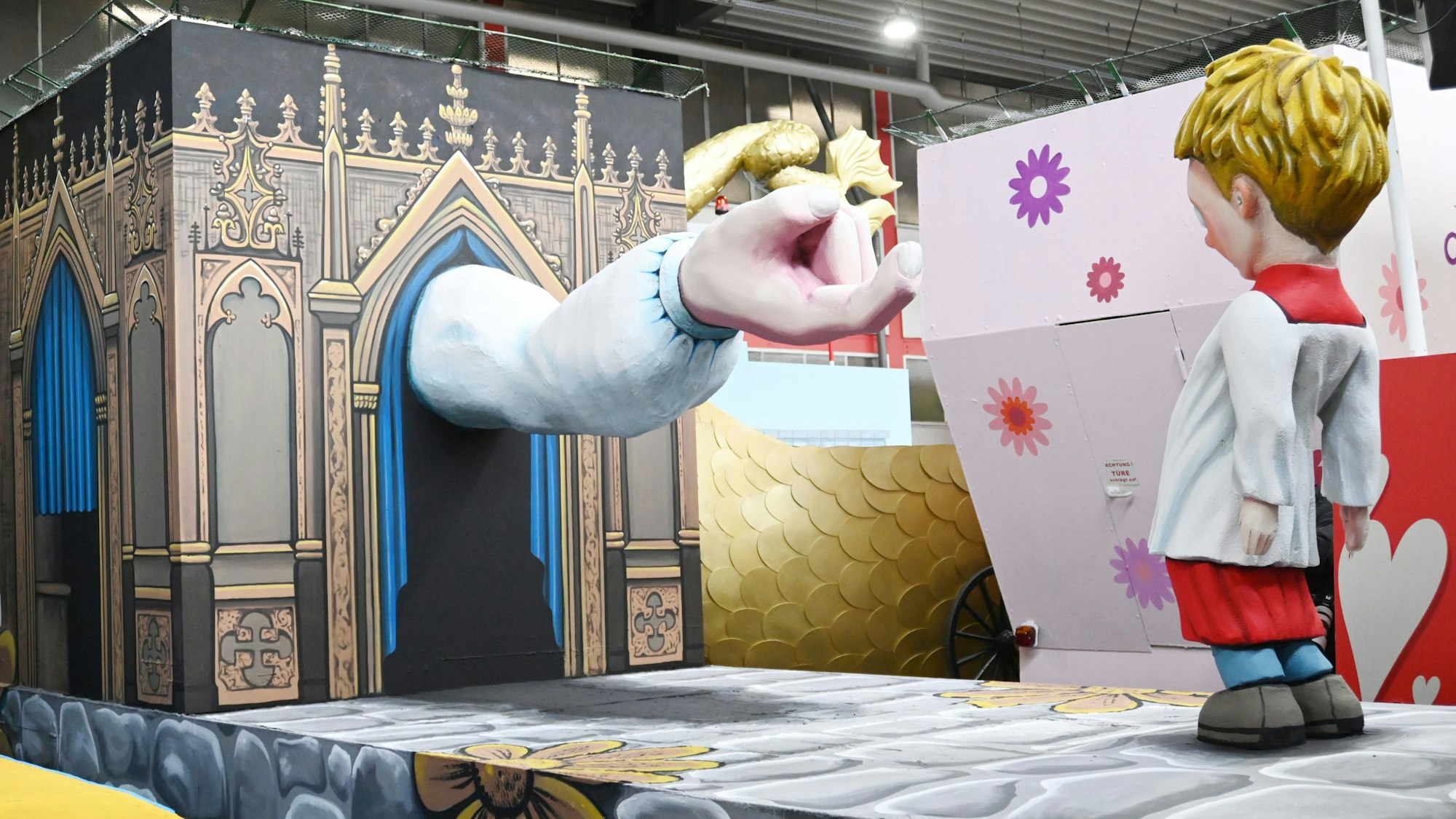 Das Foto zeigt den Persiflagewagen des diesjährigen Kölner Karnevals, der sich mit dem Missbrauch innerhalb der katholischen Kirche auseinandersetzt.