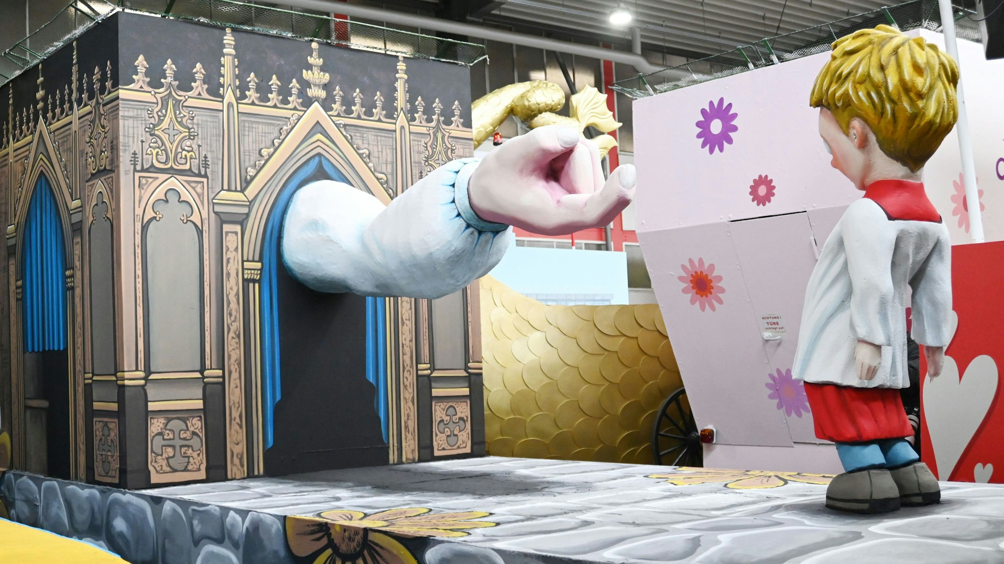 Der Mottowagen "Jesus liebt dich" wird beim Richtfest des Kölner Rosenmontagszug vorgestellt.