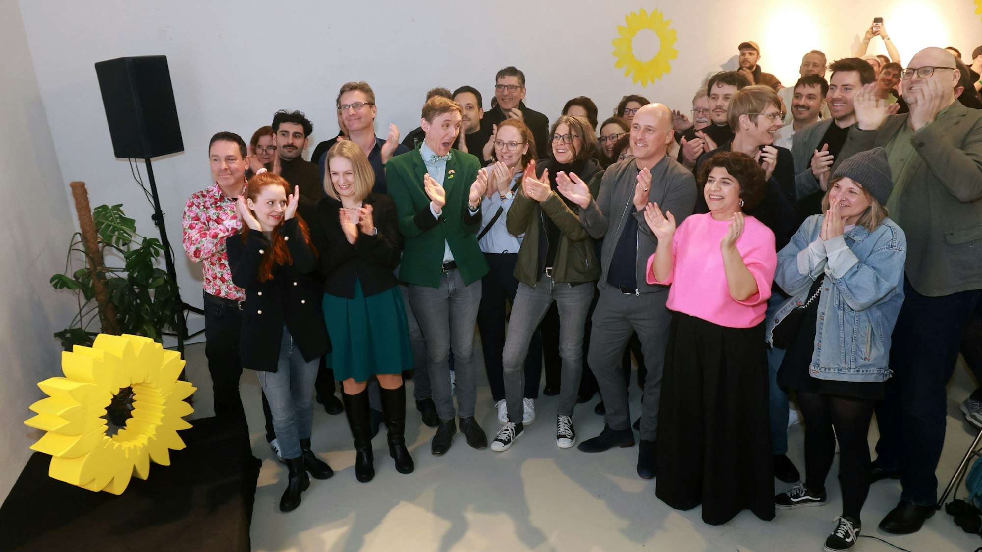 #bundestagswahl2025 Wahlparty der Partei Bündnis 90/Die Grünen zur Bundestagswahl 2025. Die Partei trifft sich in einem Veranstaltungsraum im Belgischen Viertel, A Street 48, Reaktion der Parteispitze bei der Verkündung der ersten Hochrechnung,23.02.2025, Bild: Herbert Bucco