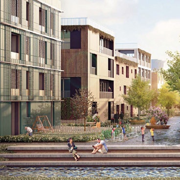 Menschen sitzen auf Stufen an einer Wasserfläche, dahinter moderne Wohnhäuser.