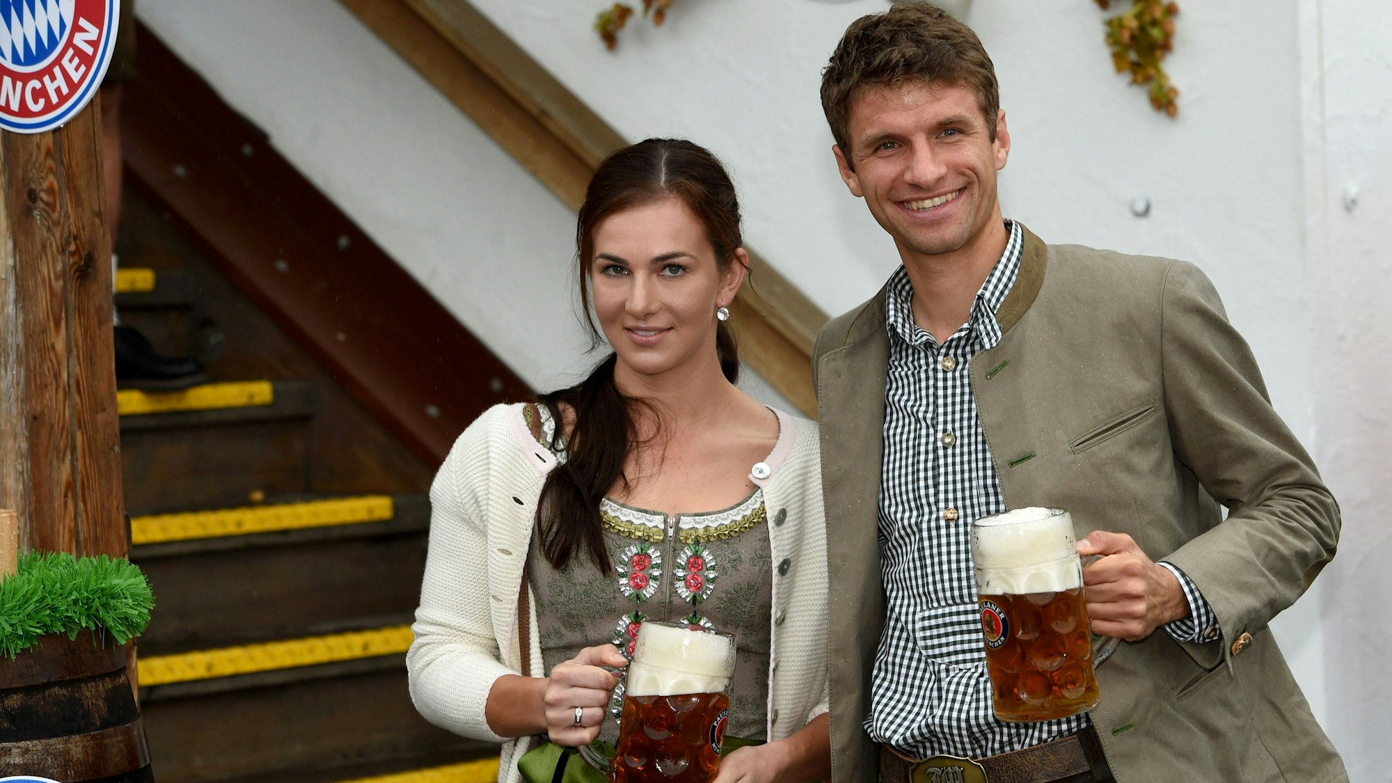 Thomas Müller und seine Frau Lisa auf dem Oktoberfest.