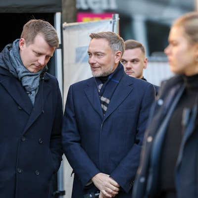 Henning Höne,Vorsitzender der FDP in NRW, spricht mit Ex-Bundeschef Christian Lindner.