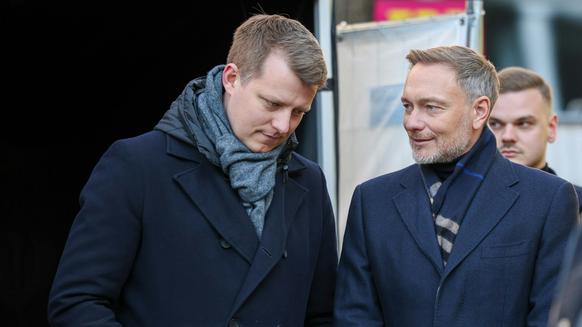 Wahlkampf (FDP) · Köln Christian Lindner, Bundesvorsitzender der FDP, spricht vor einer Wahlkampfverstaltung mit Henning Höne (FDP)Vorsitzender der FDP Nordrhein-Westfalen auf dem Rudolfplatz.