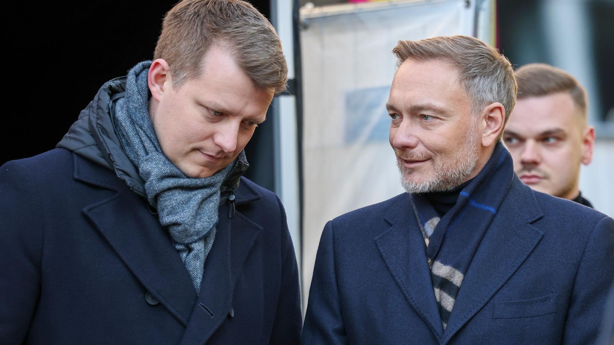 Henning Höne,Vorsitzender der FDP in NRW, spricht mit Ex-Bundeschef Christian Lindner.