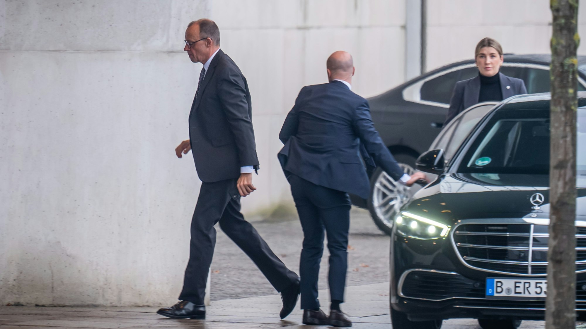 Friedrich Merz (CDU), Unions-Kanzlerkandidat und CDU Bundesvorsitzender, steigt am Bundeskanzleramt aus dem Auto, um sich mit Bundeskanzler Scholz (SPD) zu einem Gespräch zu treffen.