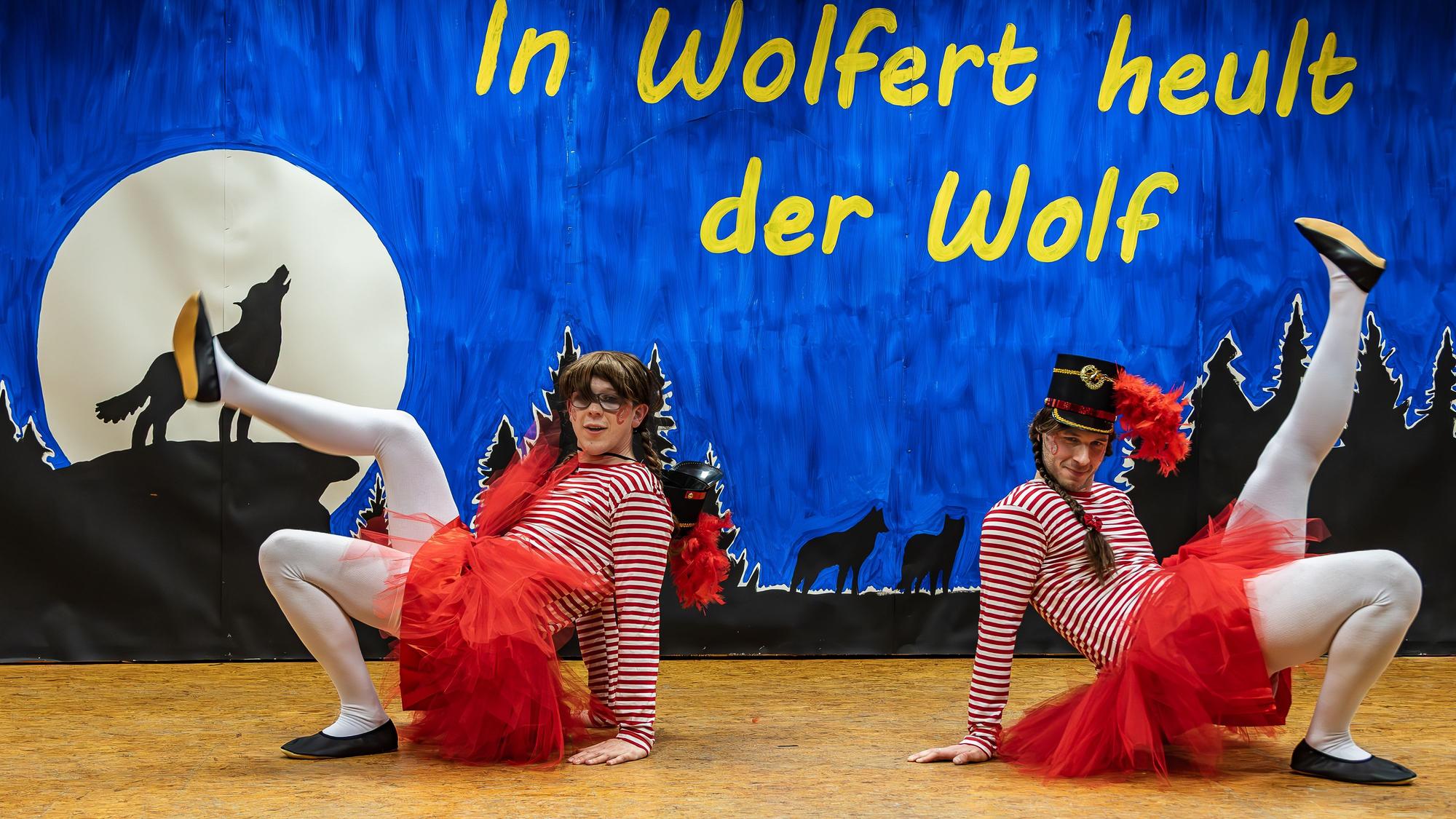 Die beiden Akteure in weißen Strumpfhosen, roten Tutus und Ringelshirts tanzen auf einer Bühne.