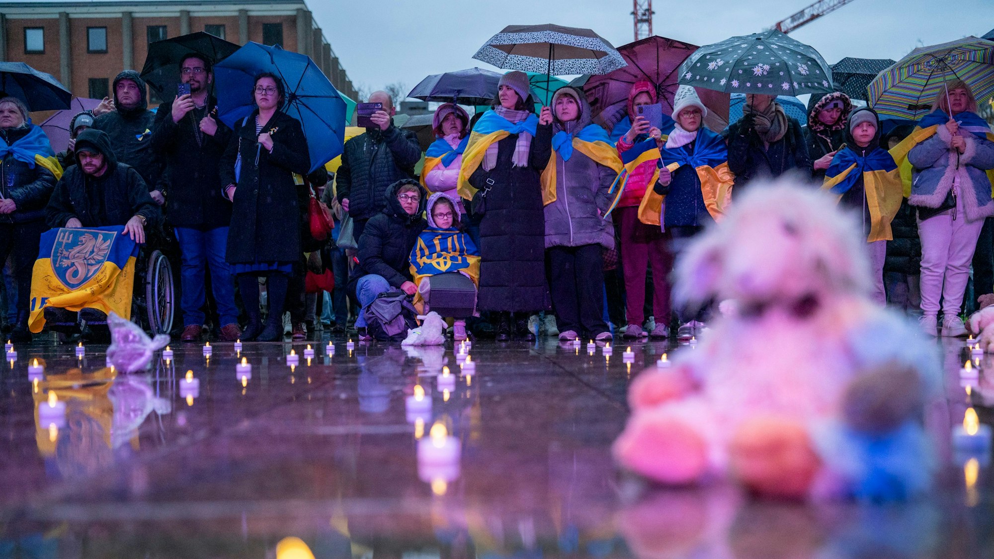 Demonstration zum dritten Jahrestag des russischen Angriffskrieges gegen die Ukraine. Vor Ort werden Kuscheltiere für ukrainische Heimkinder gesammelt.