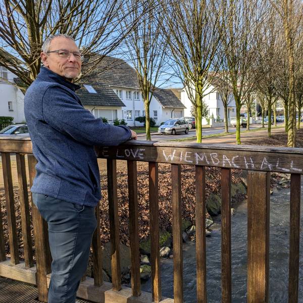 TBL-Chef Wulf Riedel auf der Holzbrücke über den Wiembach