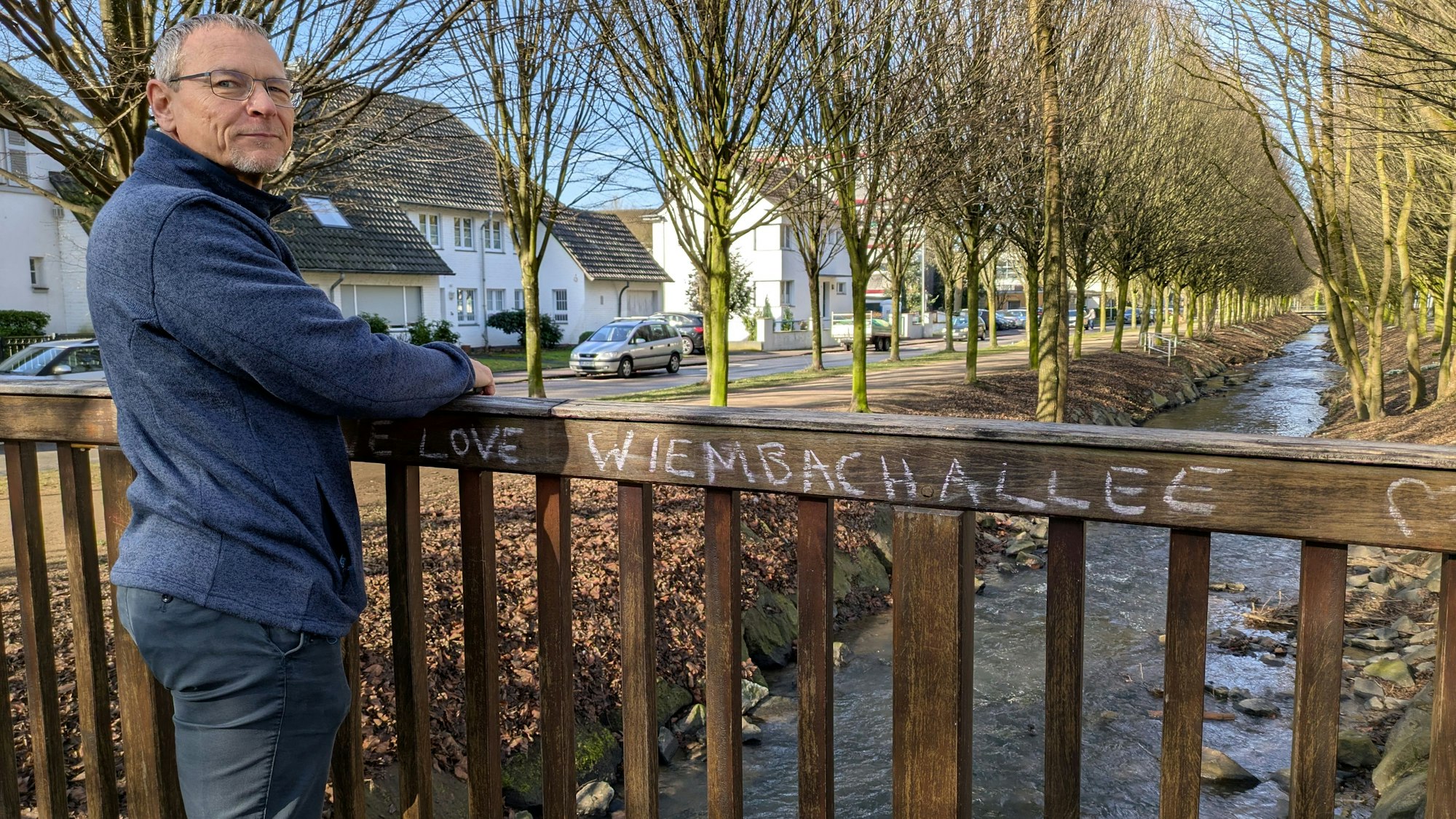TBL-Chef Wulf Riedel auf der Holzbrücke über den Wiembach