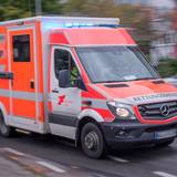 Ein Krankenwagen mit eingeschaltetem Blaulicht auf dem Weg zu einem Einsatz (Symbolfoto).