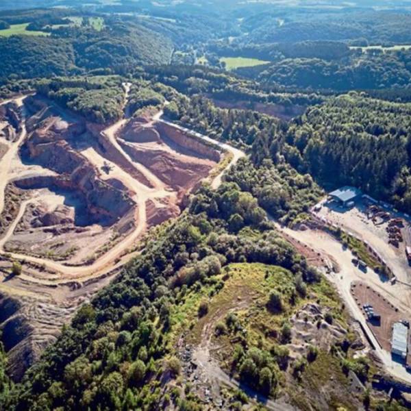 Luftaufnahme des Steinbruchs Rinnen mit dem Wald drumherum.