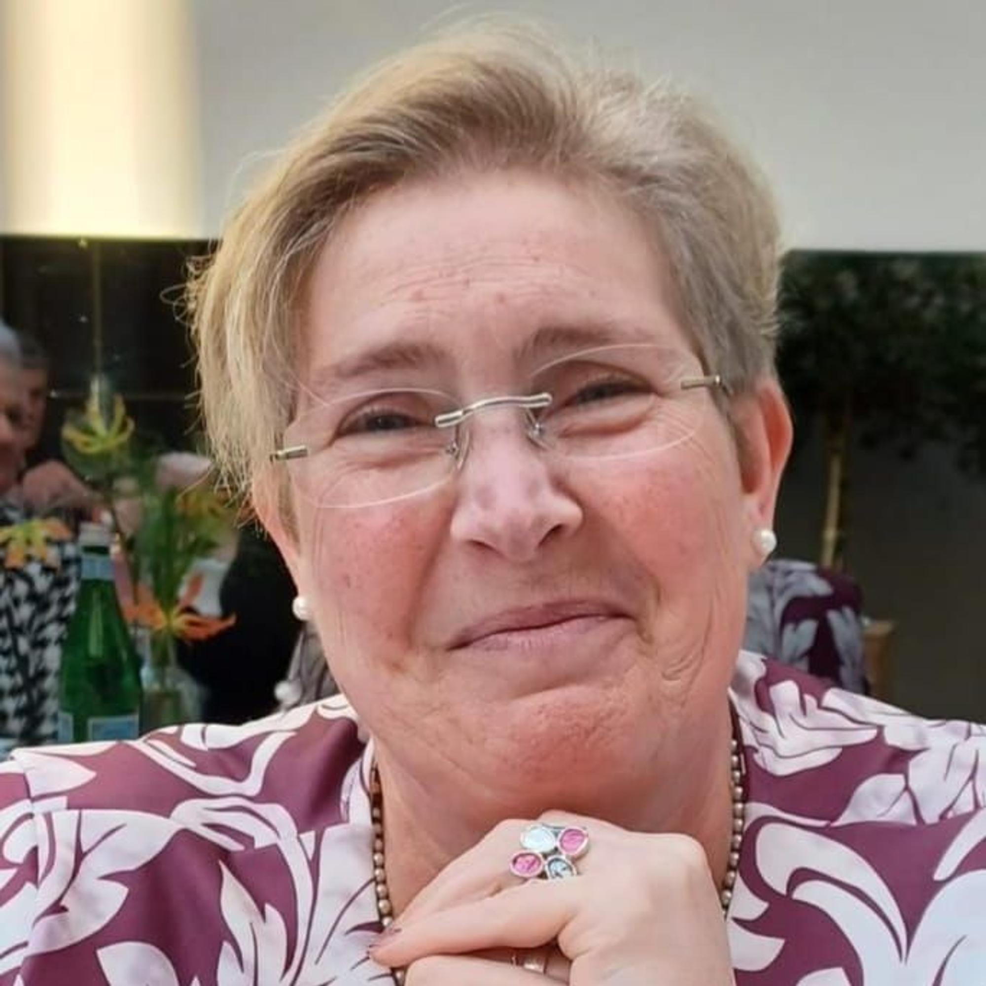 Eine Frau lächelt.