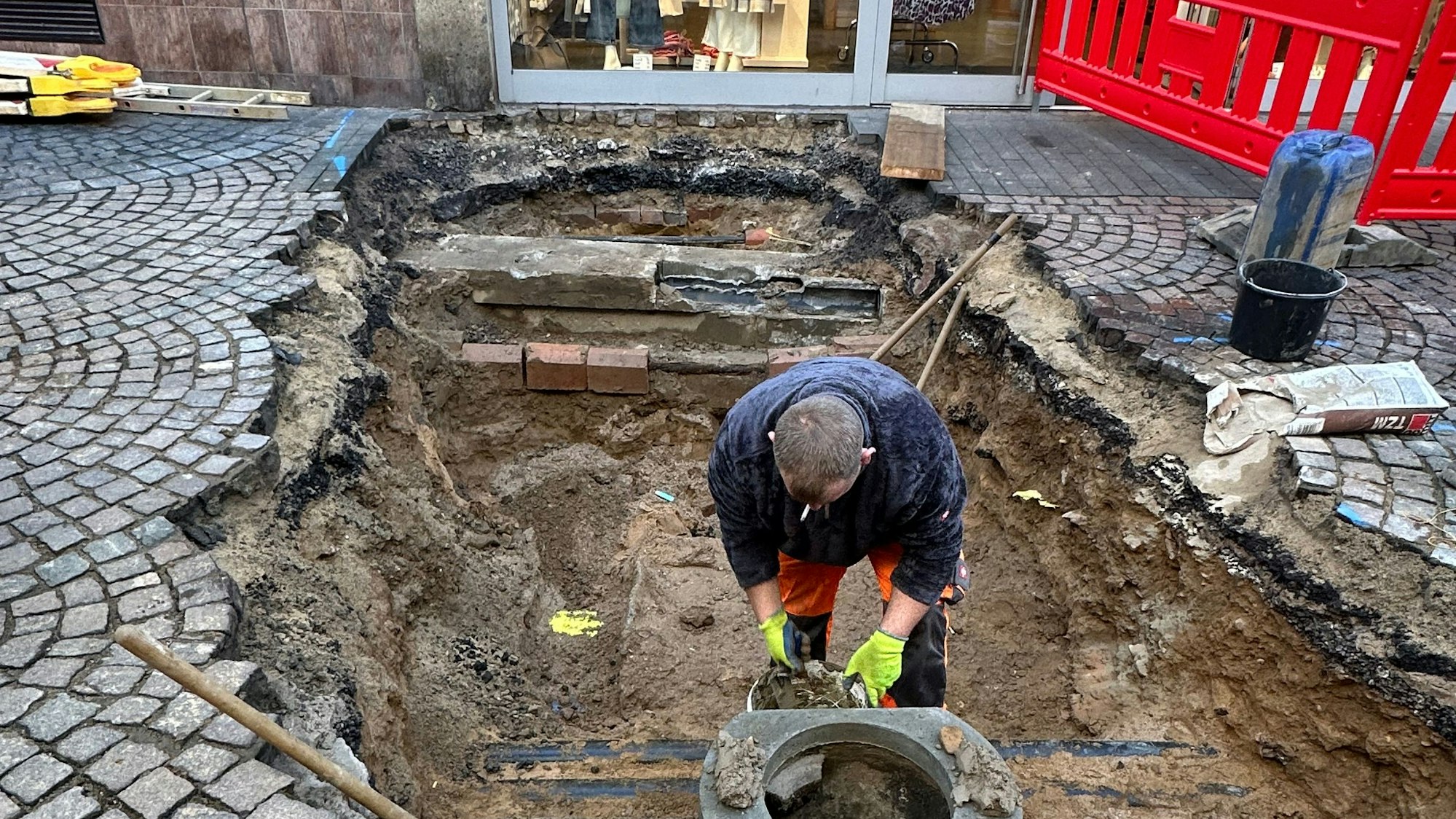 Die Baustelle in der Holzgasse in Siegburg: Hausanschlüsse werden kontrolliert. Marcel Wolf repariert gerade einen Straßeneinlauf.