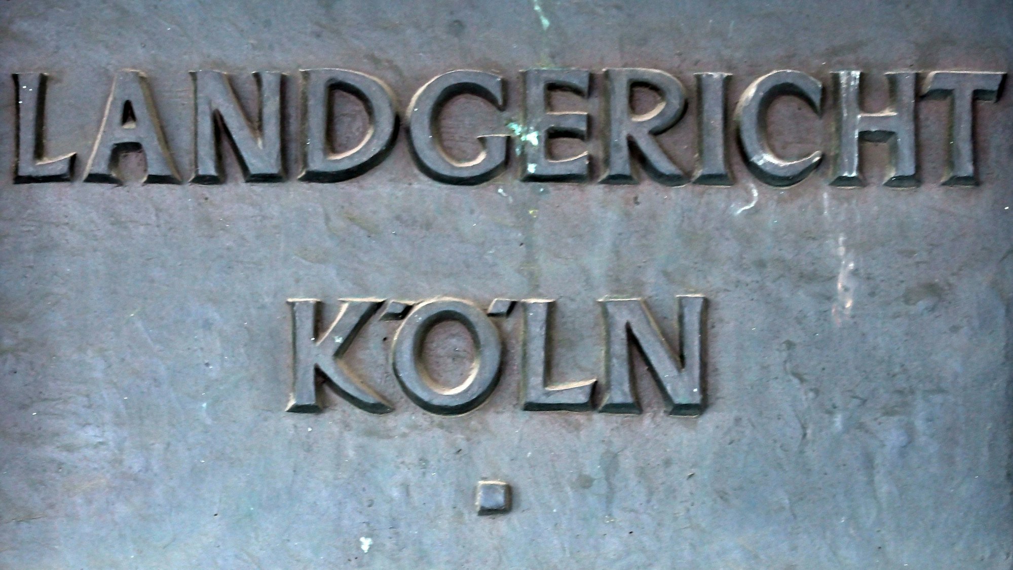 Das Bild zeigt ein Schild weist auf das Landgericht in Köln hin.