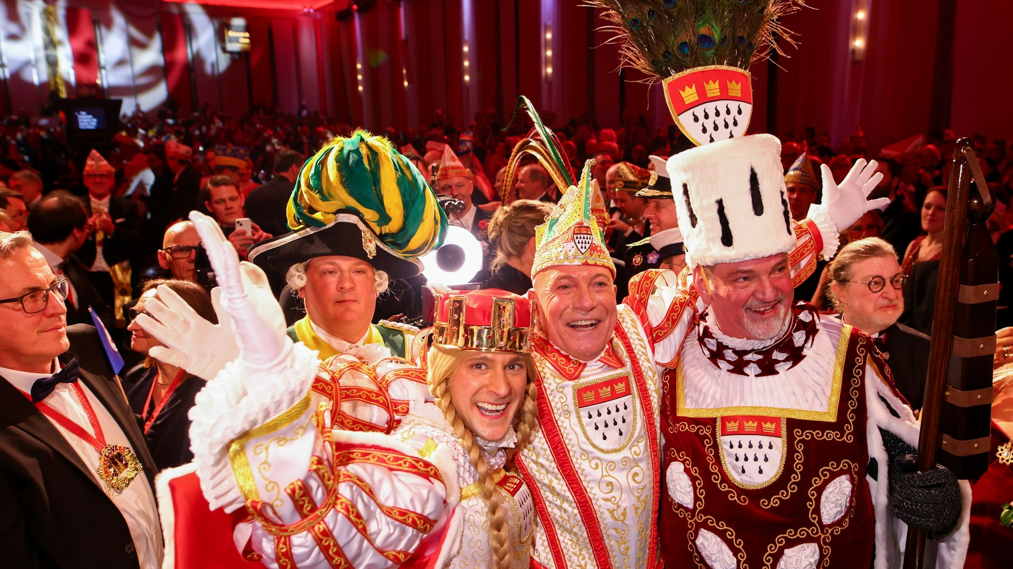 Das Dreigestirn Proklamation Prinz René I. (René Klöver), Bauer Michael (Michael Samm) und Jungfrau Marlis (Hendrik Ermen) bei der Prinzenproklamation im Gürzenich in Köln im Januar 2025.