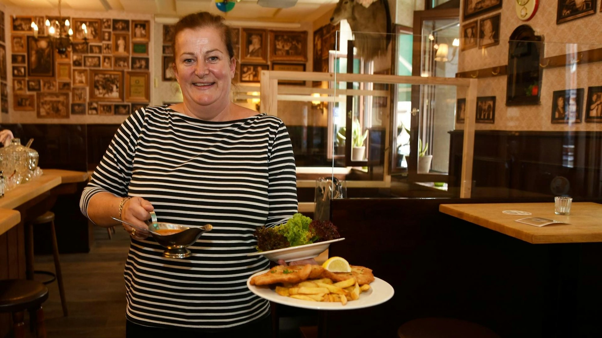 Maureen Wolf mit Zigeunerschnitzel bei Oma Kleinmann auf der Zülpicher Straße im Jahr 2020.