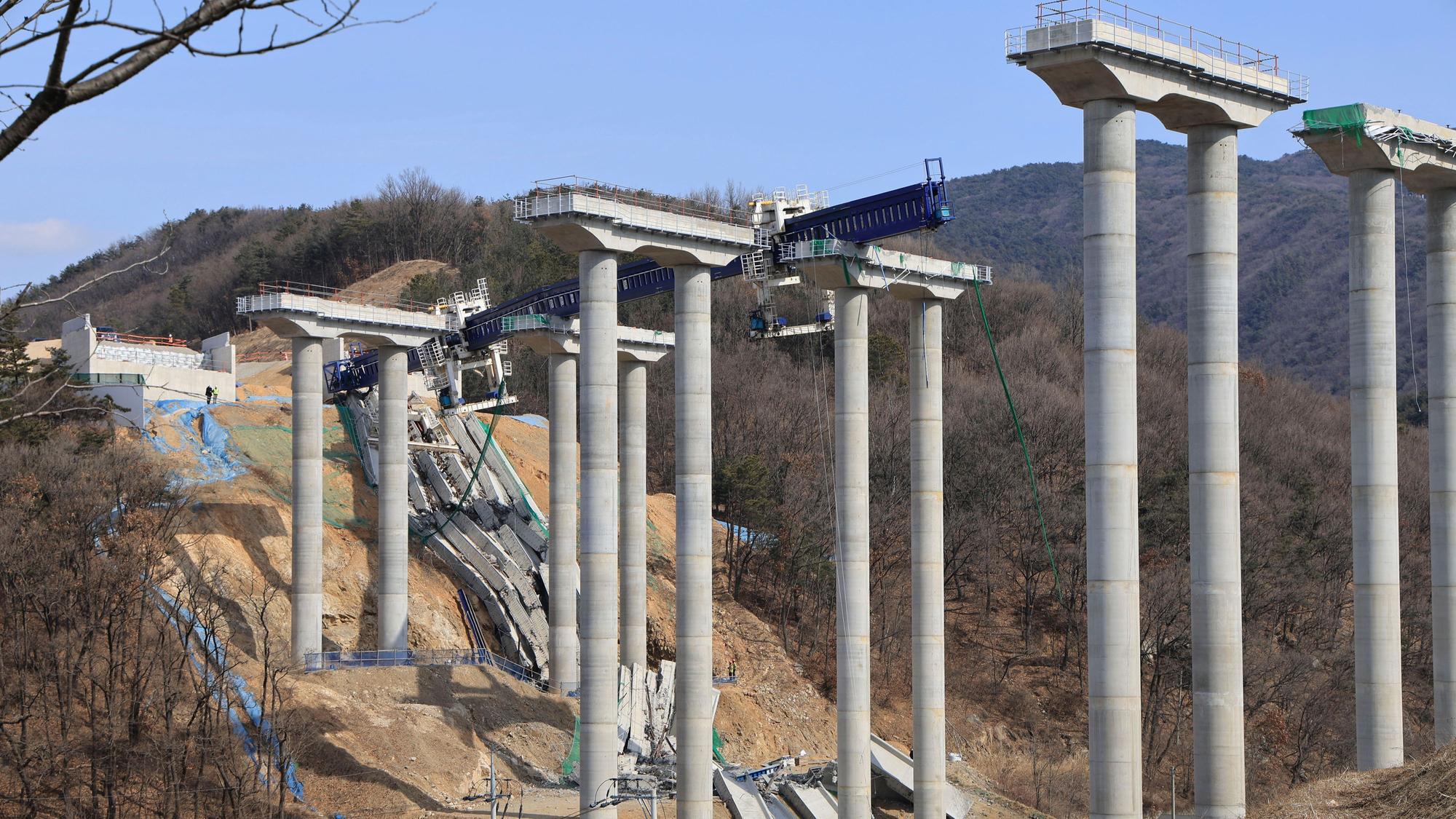Trümmer liegen um die Pfeiler nach einem Brückeneinsturz auf einer Autobahnbaustelle auf der Seoul-Sejong-Schnellstraße in Cheonan, südlich von Seoul.