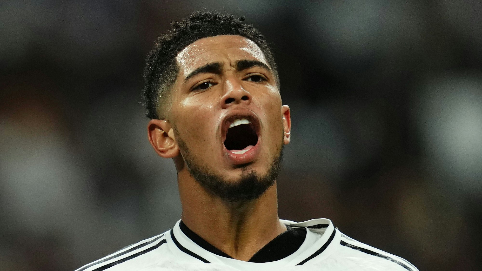 Jude Bellingham reagiert auf dem Spielfeld.