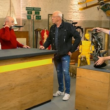 Der Verkäufer aus Kerpen (M.) mit Horst Lichter (l.) und Experte Colmar Schulte-Goltz (r.) bei „Bares für Rares“.