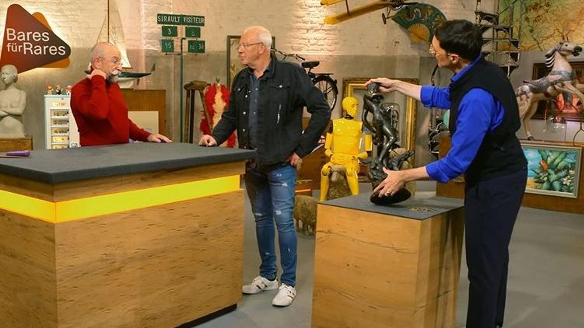 Der Verkäufer aus Kerpen (M.) mit Horst Lichter (l.) und Experte Colmar Schulte-Goltz (r.) bei „Bares für Rares“.