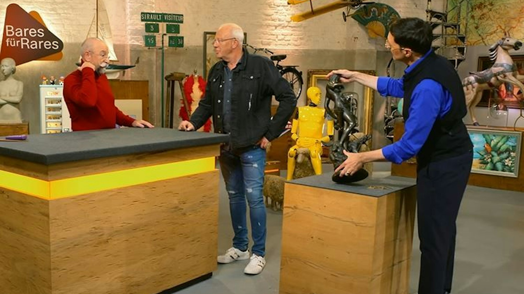 Der Verkäufer aus Kerpen (M.) mit Horst Lichter (l.) und Experte Colmar Schulte-Goltz (r.) bei „Bares für Rares“.
