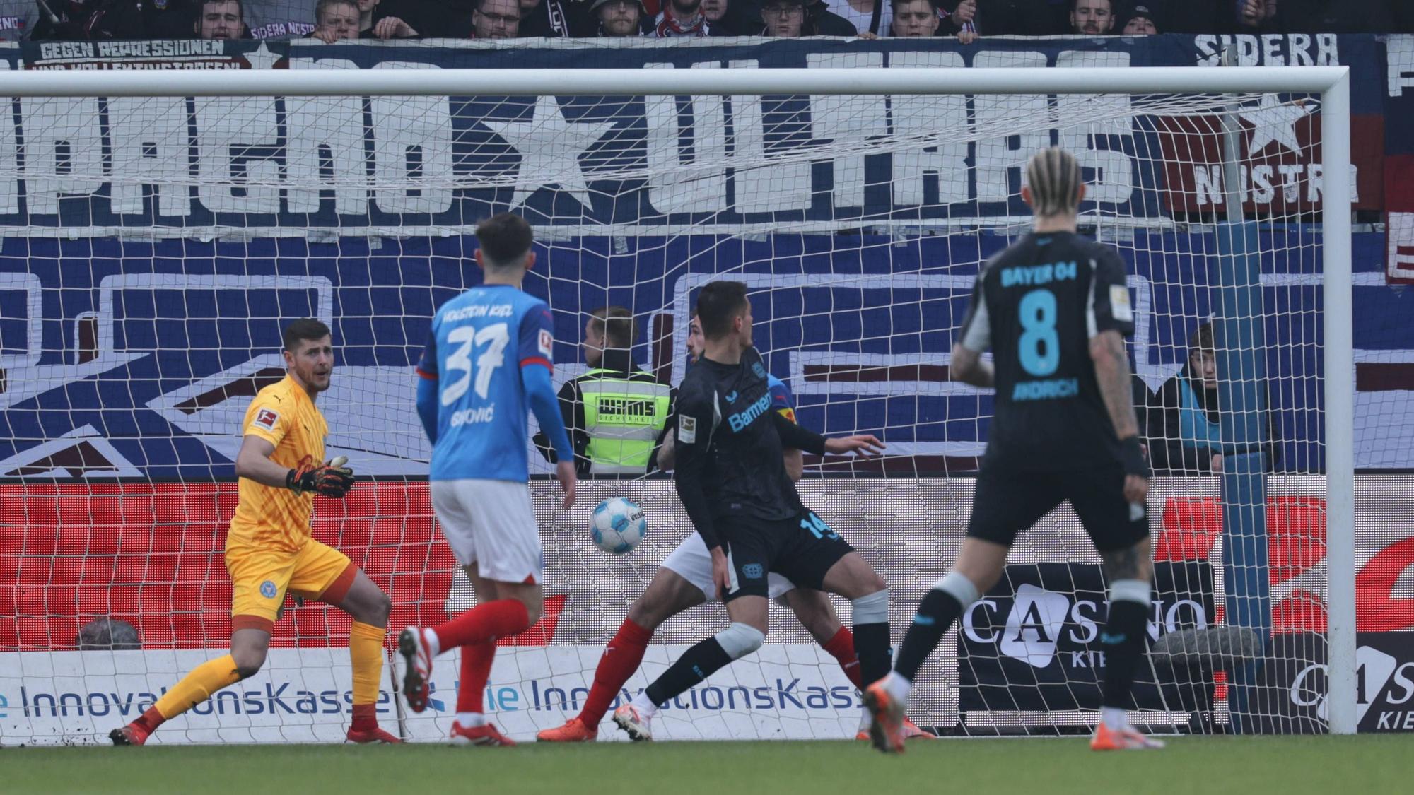Patrik Schick erzielt das 1:0 in Kiel