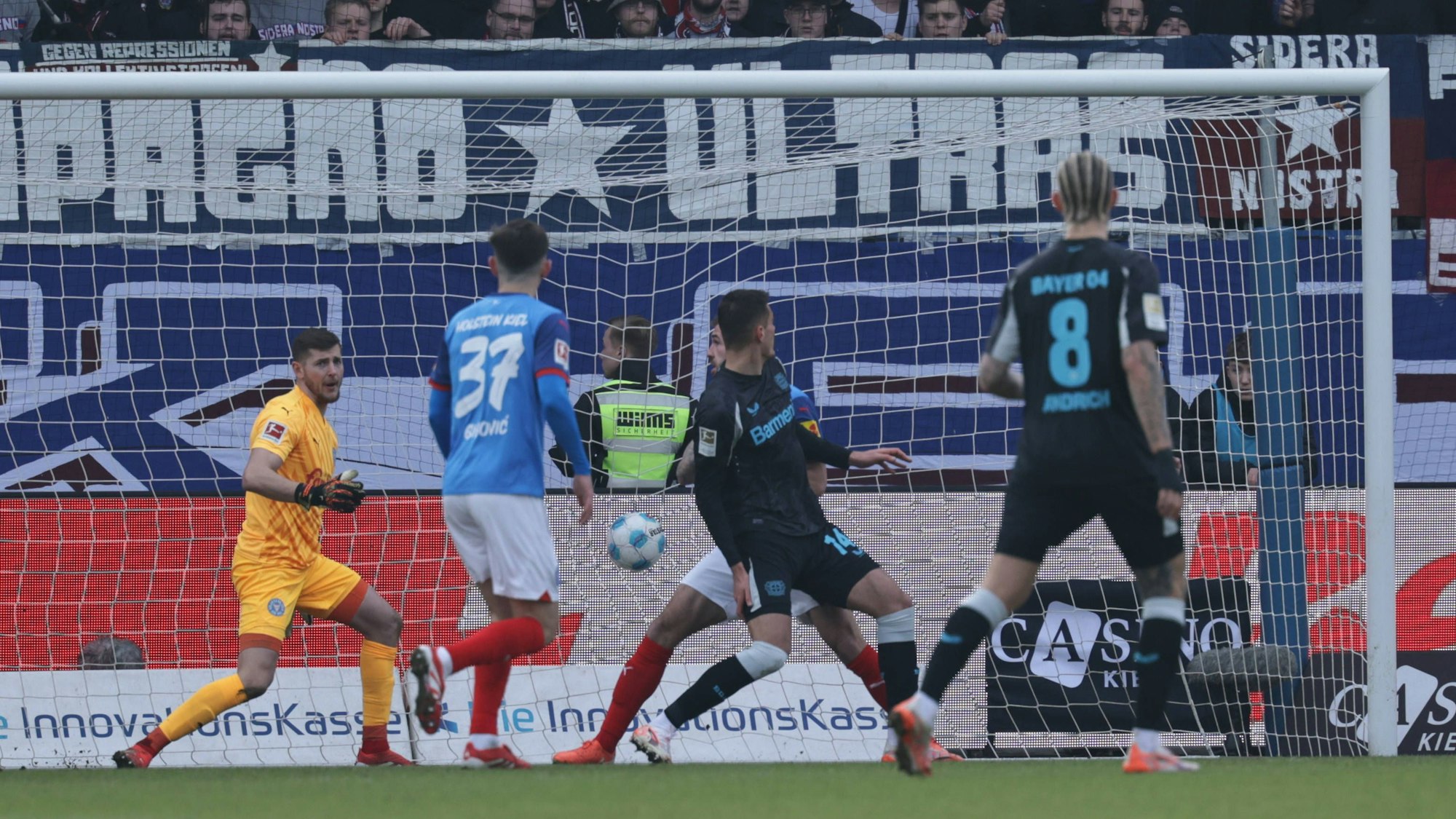 Patrik Schick erzielt das 1:0 in Kiel