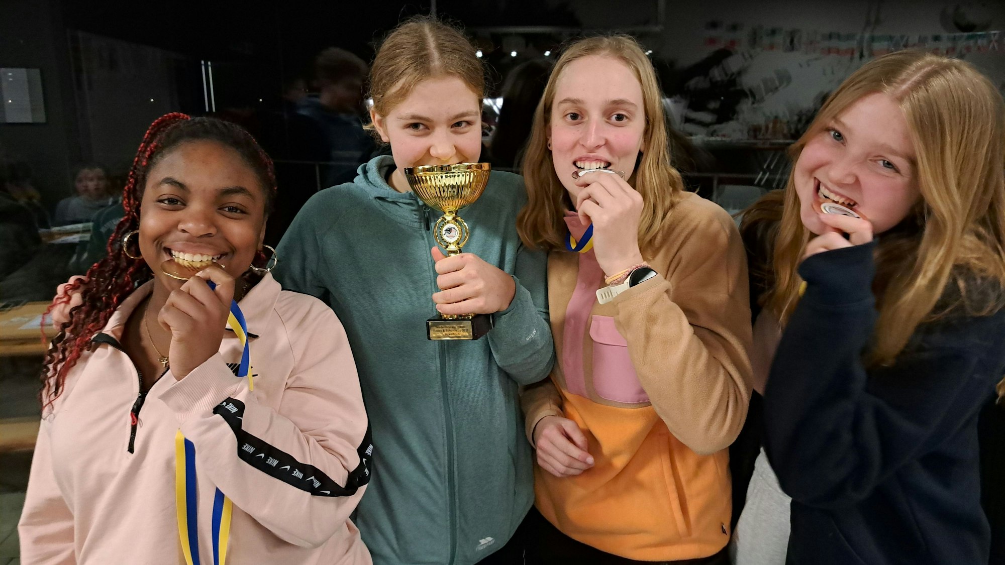 Mit Medaillen und Pokal sind die Kanutinnen Vicky Ediagbonya, Siri Becker, Naya Daruwala und Esta Fullmann vom Kanuclub Zugvogel in Saison gestartet.