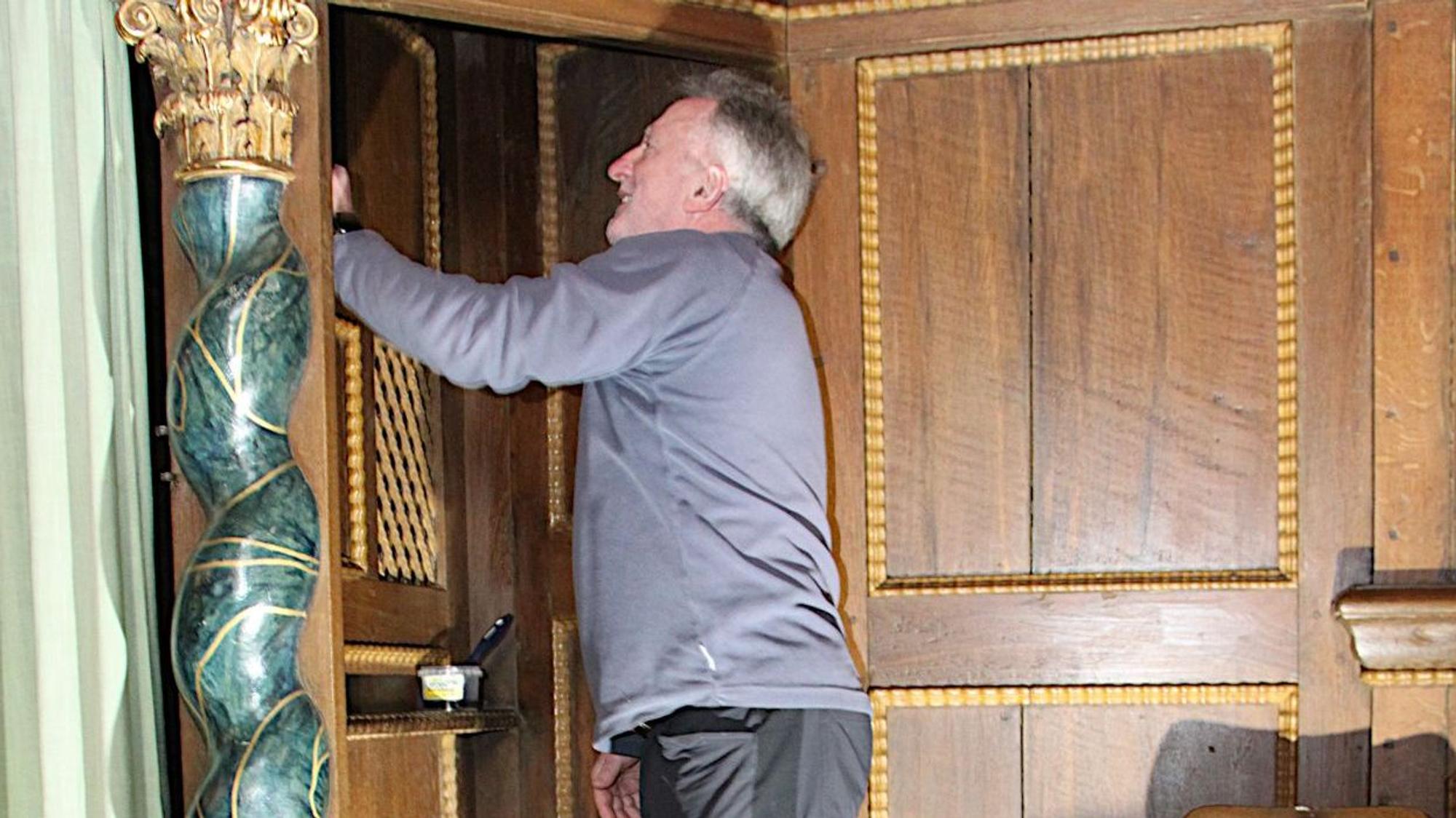 Ein Mann arbeitet an einem Beichtstuhl in der Basilika Steinfeld.