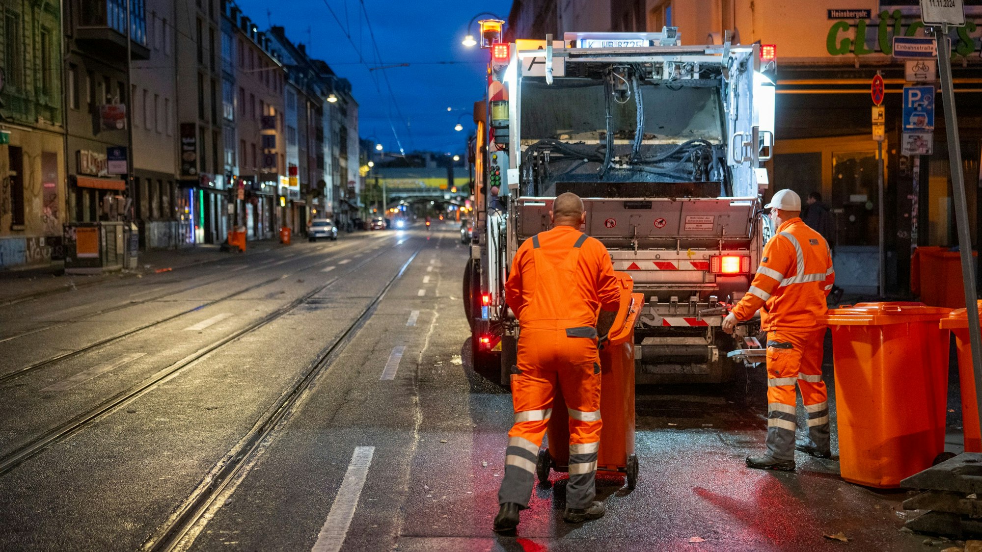 AWB-Mitarbeiter auf der Zülpicher Straße (Symbolbild)