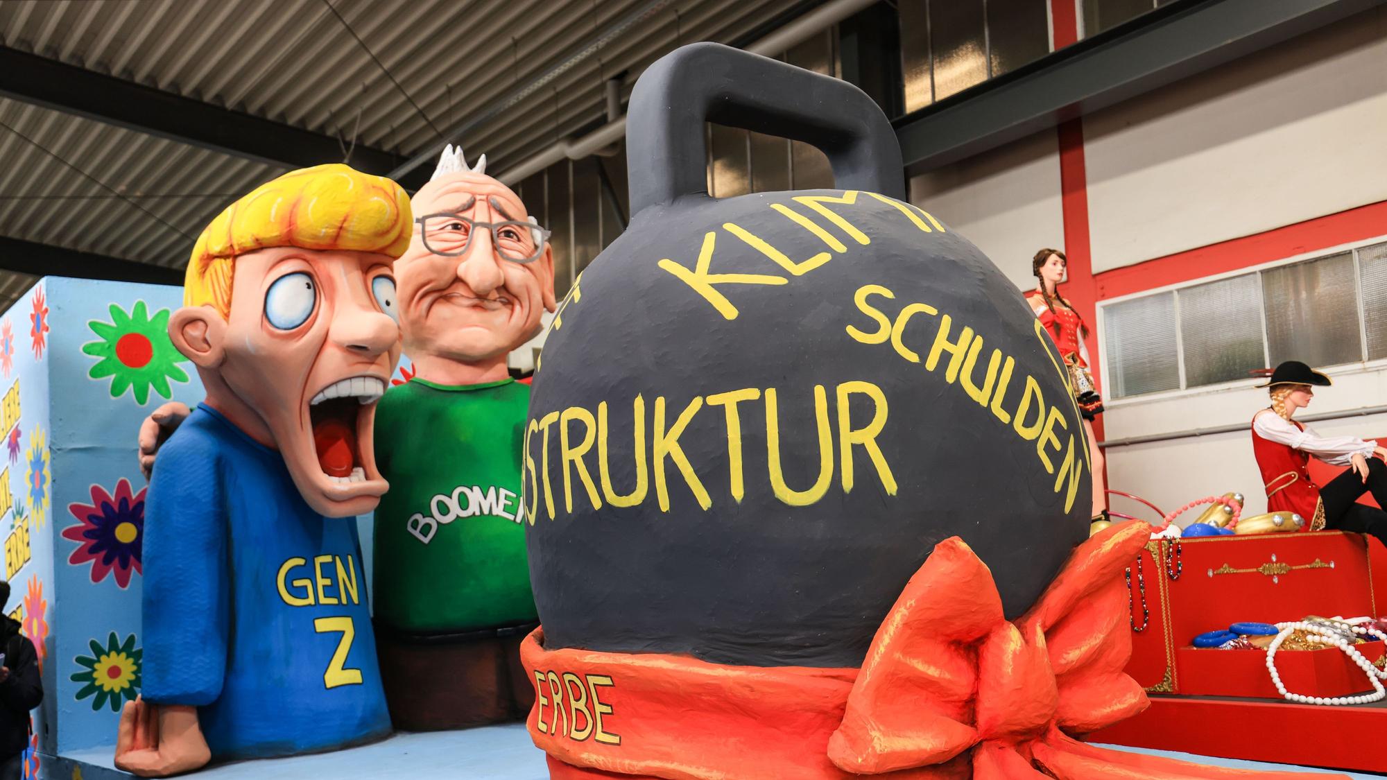 Ein Motivwagen zum Thema Generationenkonflikt steht beim Richtfest des Kölner Rosenmontagszuges in der Wagenhalle.