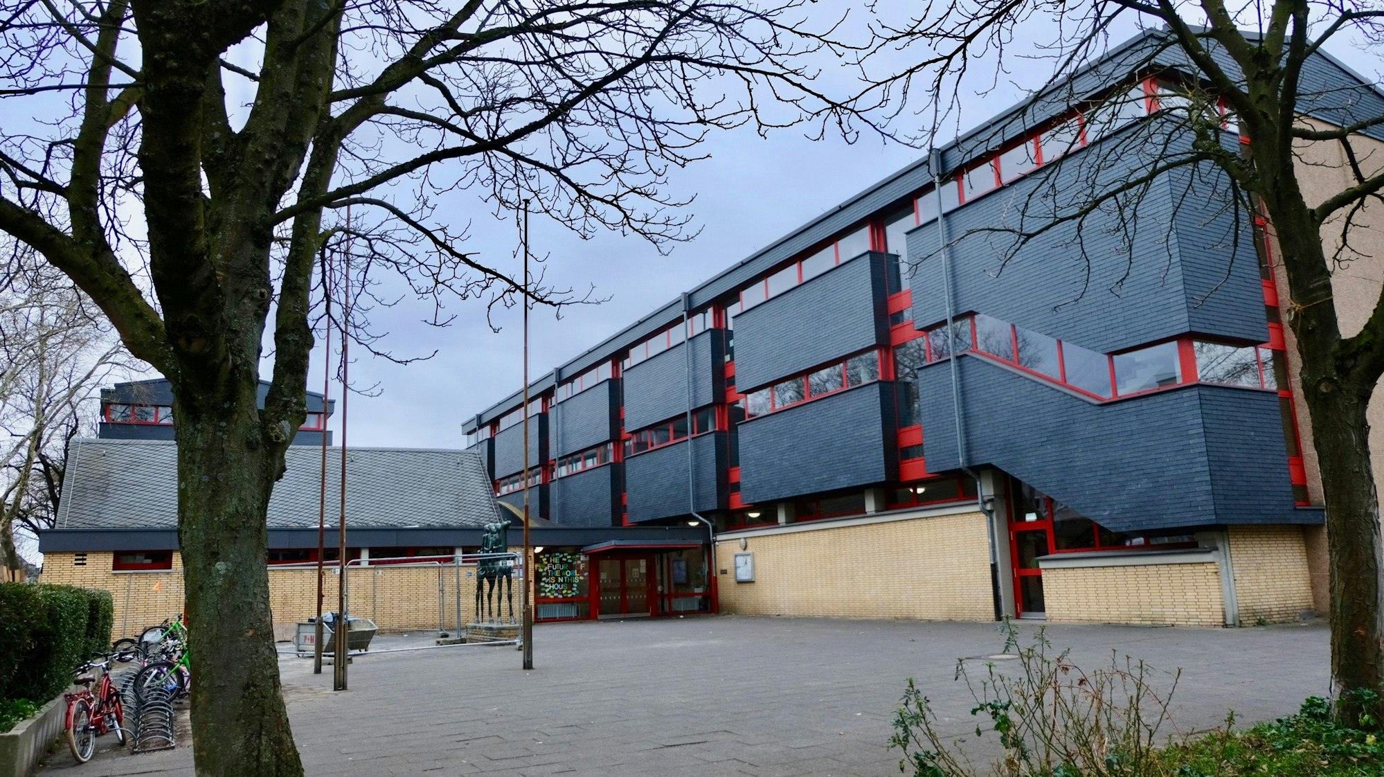 Ein dreigeschossiges Schulgebäude ist zu sehen.