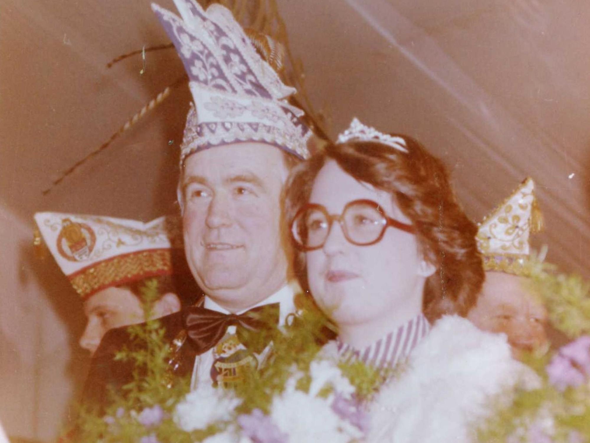 Judith Schwenks Opa Gustav Bömer mit ihrer Mutter Regina.