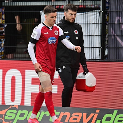 22-02-2025 / pmk / NK103387 Fussball/Herren 3.Liga Saison 2024/2025 Sportclub-Arena / Verl SC Verl - SC Fortuna Koeln Verletzung EL MALA S 22 Said EL MALA 22 Viktoria KOELN Frank SCHROEDTER -Physiotherapeut- Viktoria Koeln *** 22 02 2025 pmk NK103387 Football Men 3 League Season 2024 2025 Sportclub Arena Verl SC Verl SC Fortuna Koeln Injury EL MALA S 22 Said EL MALA 22 Viktoria KOELN Frank SCHROEDTER Physiotherapist Viktoria Koeln